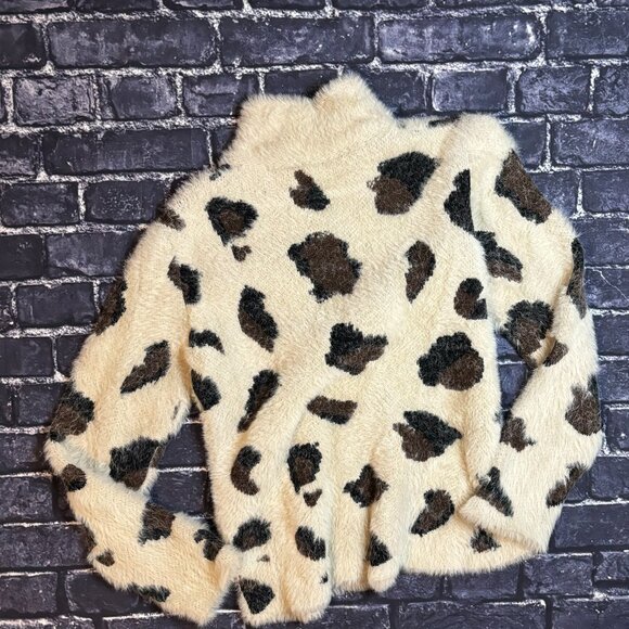 Chic Leopard Pullover - Picture 2 of 3